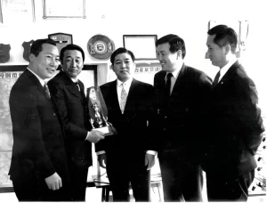 Em 1971, Kim Un-yong, se tornou o presidente da Associação Coreana de Taekwondo – KTA, aos 40 anos