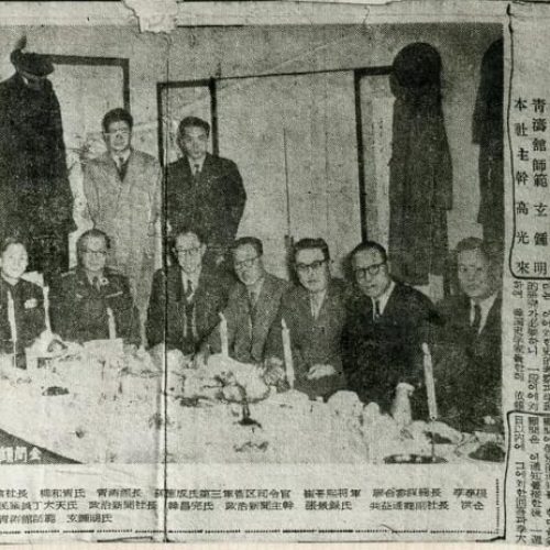 Artigo de jornal da época sobre a reunião de 1955 em uma casa Kisaeng. Choi Hong Hi é o terceiro da esquerda para a direita e Duk Sung Son é o segundo da esquerda para a direita.